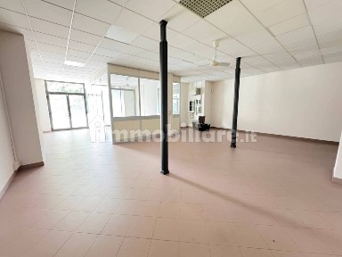 Locale commerciale in Affitto
