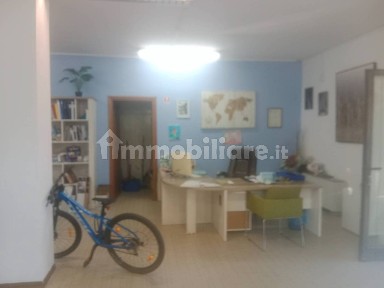 Locale commerciale con laboratorio in Affitto