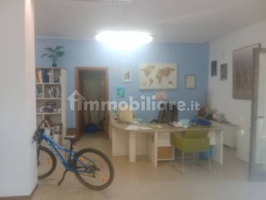 Locale commerciale con laboratorio in Affitto