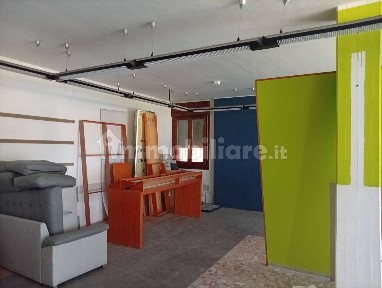 Locale commerciale in Affitto