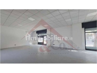 Locale commerciale in Affitto