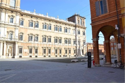 Modena, Centro Storico, VIA FARINI