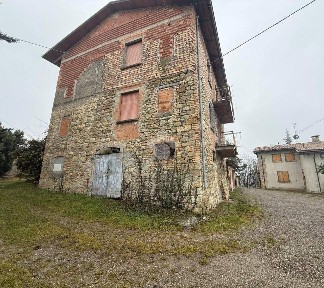 Casina, Via Caduti Libertà, 2