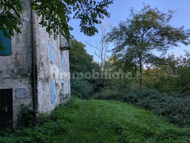 Vezzano sul Crostolo, Via Travaglioli