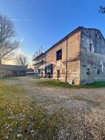 Rustico, da ristrutturare, 210 m², Centro, Luzzara