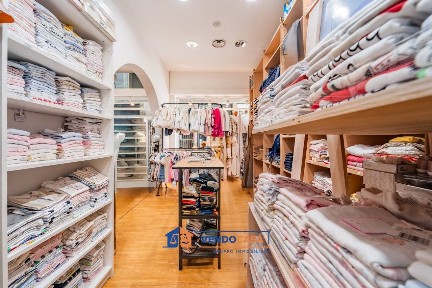 Locale commerciale in Vendita