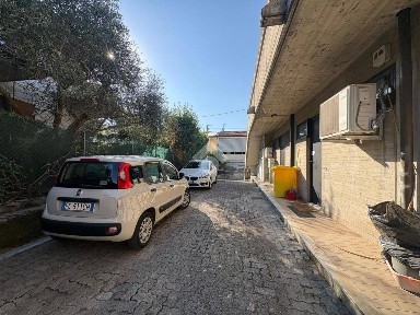 Locale commerciale in Vendita