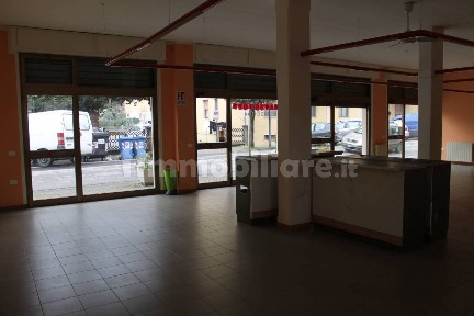 Locale commerciale in Vendita