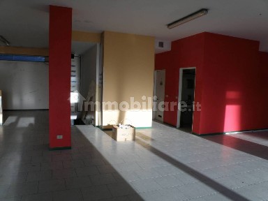 Locale commerciale in Vendita