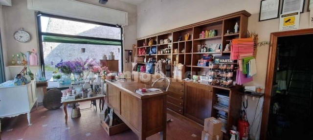 Locale commerciale in Vendita