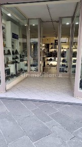 Locale commerciale in Vendita