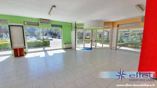 Locale commerciale in Vendita