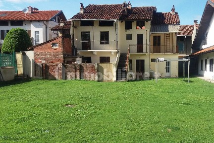 Casale via Alfonso Brachet 12, Grosso