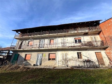 Rustico, da ristrutturare, 282 m², Centro, Suno