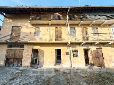 Cameri, Via Madonna 27