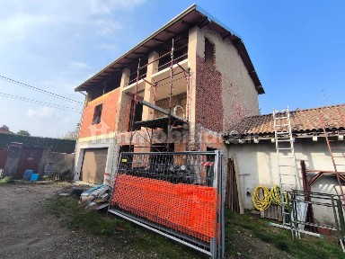 Rustico, da ristrutturare, 184 m², Agrate Conturbia