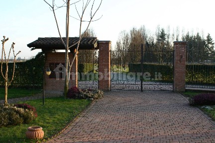 Cascina via Vecchia Ticino 35, Oleggio