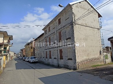 Cascina via Beato Gambaro 1, Cerano