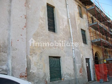 Rustico, da ristrutturare, 675 m², Centro, Momo
