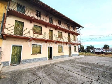 Rustico via Momo, 45, Centro, Oleggio