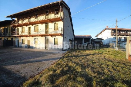 Rustico, da ristrutturare, 370 m², Fornaci, Oleggio