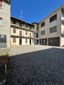 Rustico, da ristrutturare, 100 m², Centro, Bellinzago Novarese