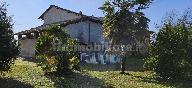 Cascina, da ristrutturare, 360 m², Centro, Oleggio