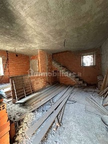 Rustico, da ristrutturare, 400 m², Centro, Momo