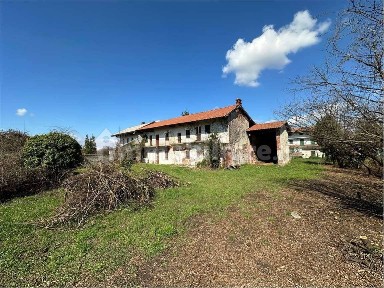 Rustico, da ristrutturare, 380 m², Centro, Oleggio