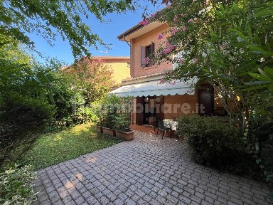Villa a schiera viale Antonio Gramsci 379/b, Centro, Mirandola