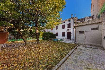 Mirandola, Via Fanti, 20