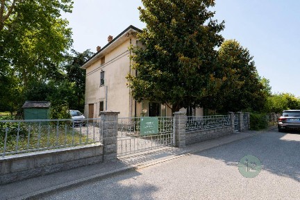 Novi di Modena, Via Cristoforo Colombo 3