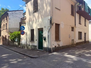 Bilocale via Alessandro Volta 10, Centro, Broni