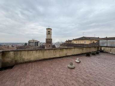 Stradella, Piazza Vittorio Veneto, 27
