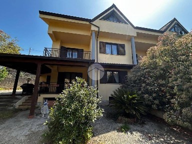 Carolei, Traversa I' Via Viali, 1
