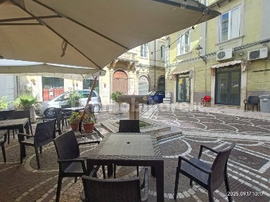 Locale commerciale con laboratorio in Affitto