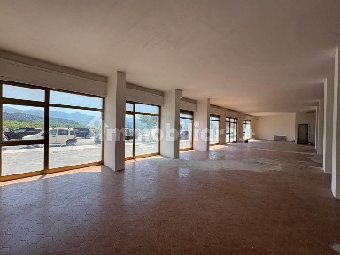 Locale commerciale in Affitto