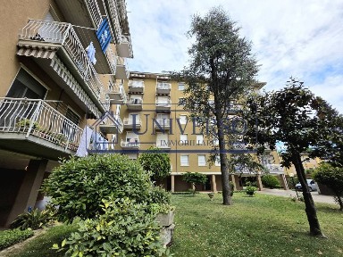 Trilocale via Ugo Foscolo 31, Centro Storico, Voghera