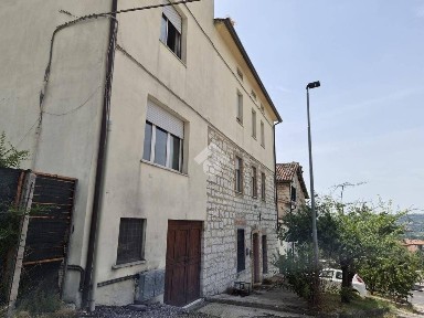 Quadrilocale via Borghetto 10, Centro, Gubbio