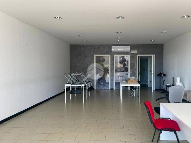 Locale commerciale in Affitto