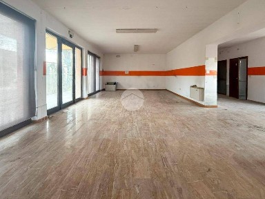 Locale commerciale in Affitto