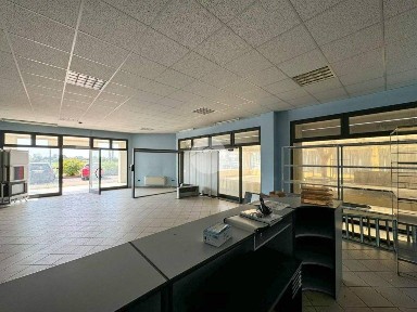 Locale commerciale in Affitto