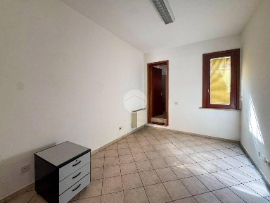 Locale commerciale in Affitto