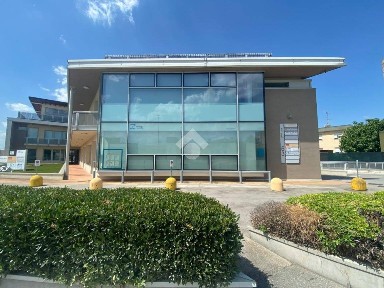 Locale commerciale in Affitto