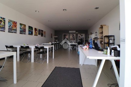 Locale commerciale in Affitto