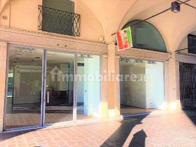 Locale commerciale in Affitto