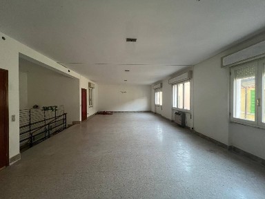 Locale commerciale in Affitto