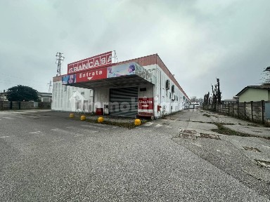 Locale commerciale in Affitto