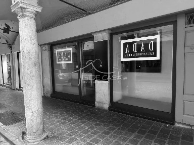 Locale commerciale in Affitto