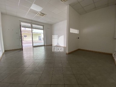 Locale commerciale in Affitto